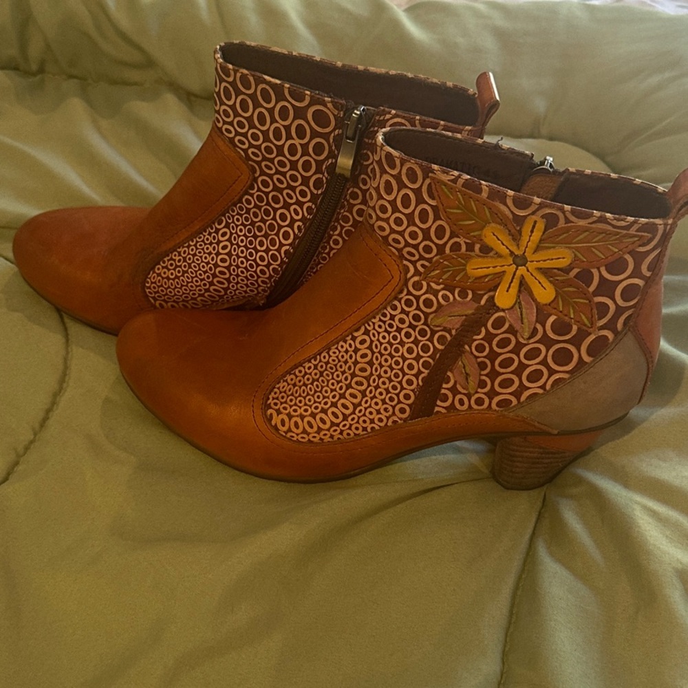 Brown L’Artiste Leather Floral Patterned Ankle Booties with Side Zip - Sz 41
